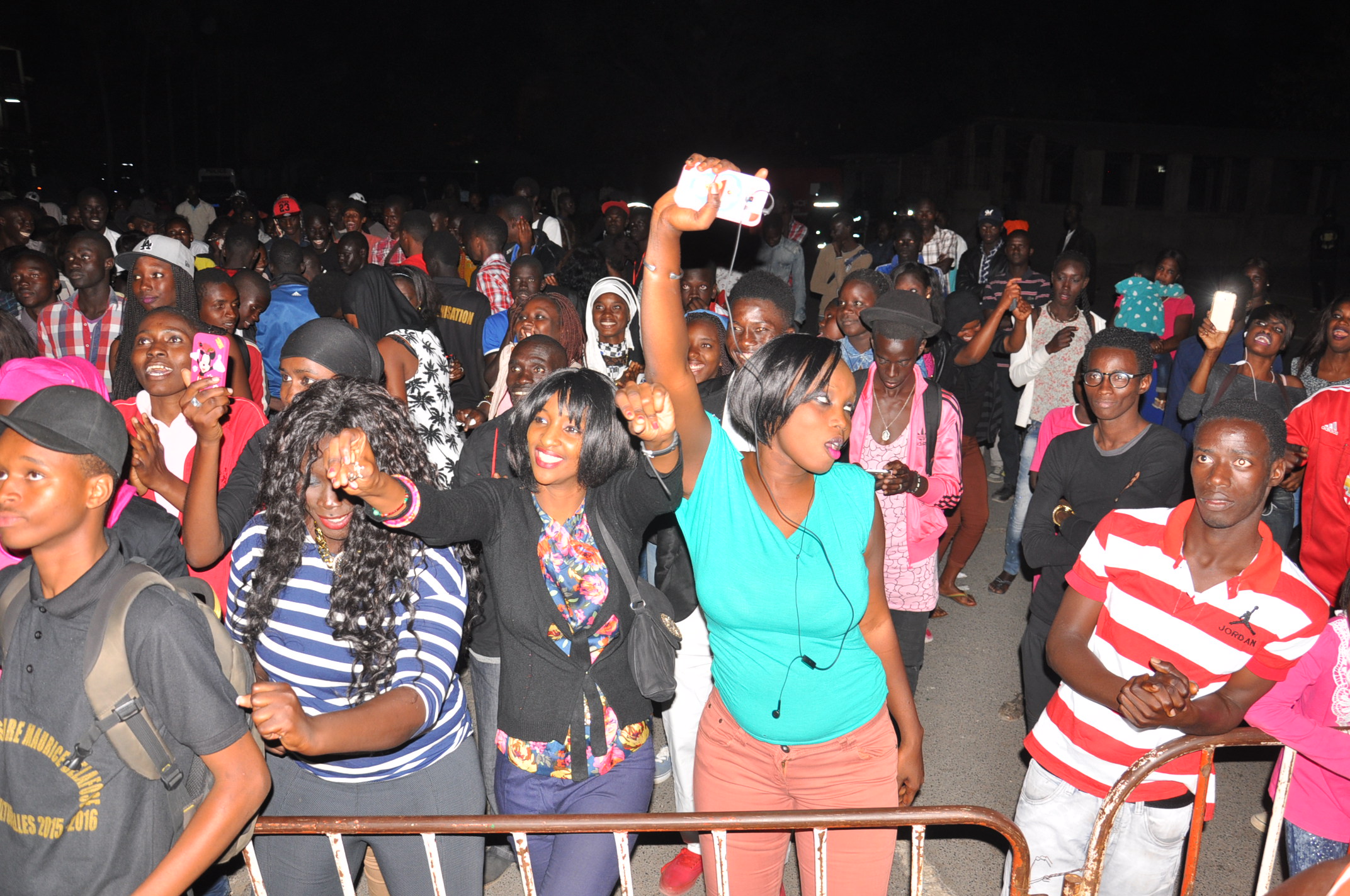Concert de la jeunesse consciente: Pape Diouf remet " l'éssence dans le feu".Regardez
