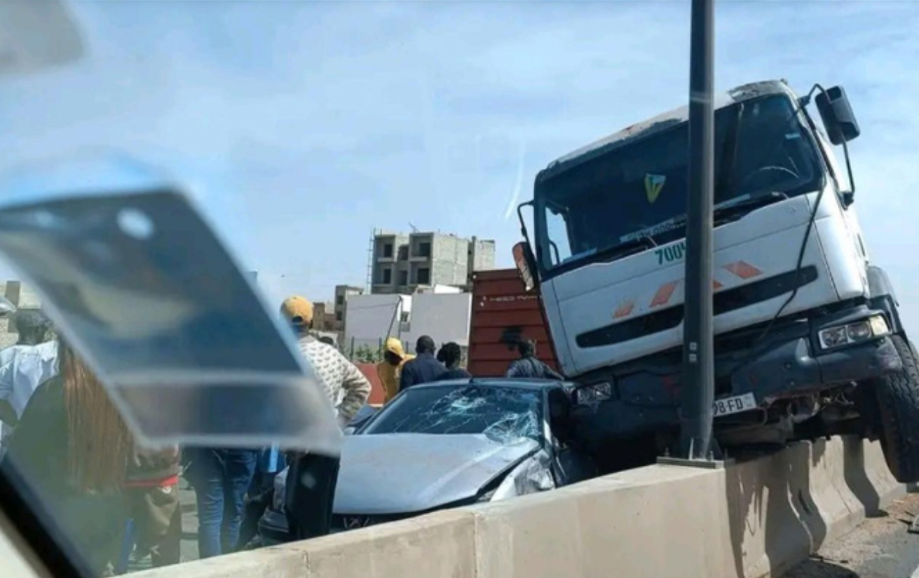 Accident à Rufisque : Un container tombe sur un véhicule…