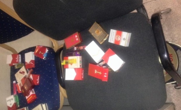 GRAND THEATRE : Paquets de cigarettes et briquets laissés à la porte jusqu’à la …