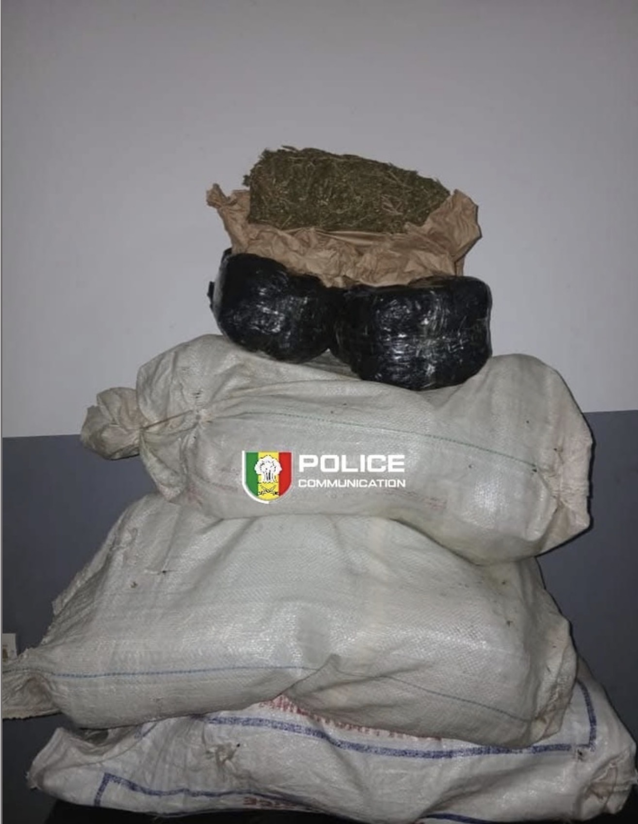 Saisie de 24 kg de chanvre indien et d’une moto de marque Safari à Komoya