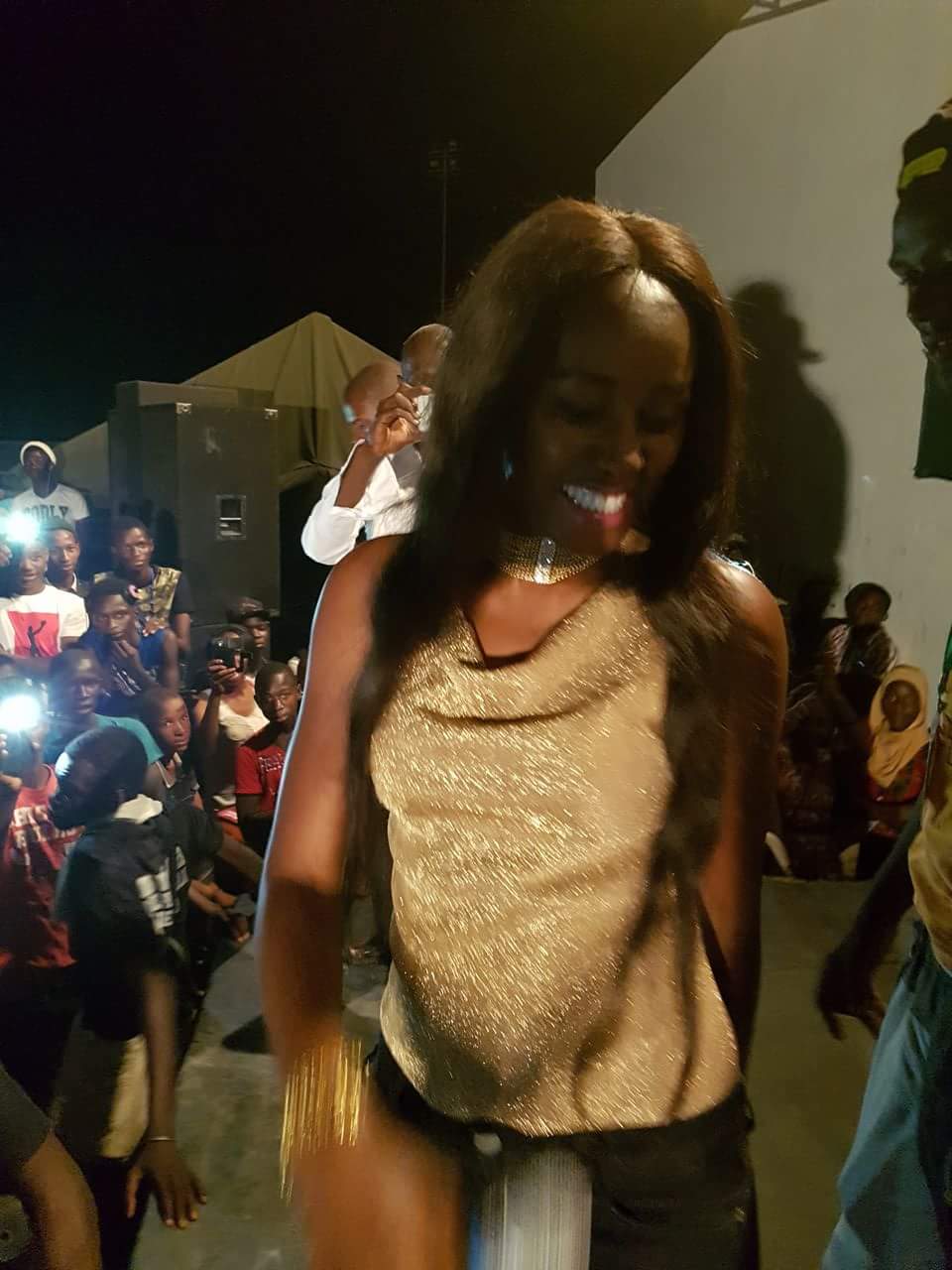 Queen Bizz en live show chez les Fouladous de Kolda. Regardez