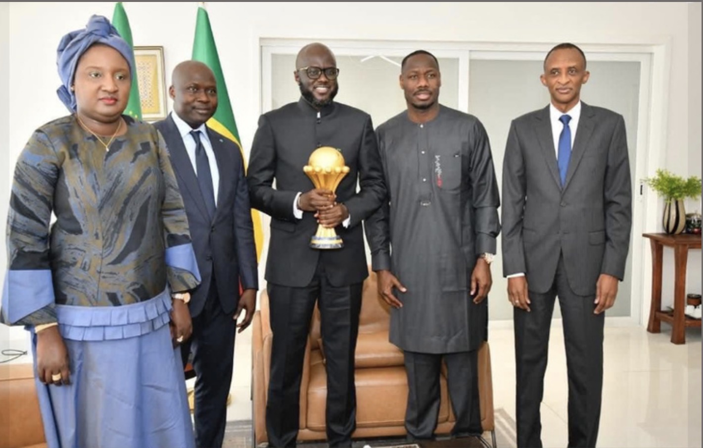 Photos : Présentation du trophée de la CAN au président de l'Assemblée nationale, El Malick Ndiaye