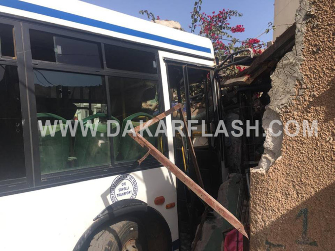 Accident à Pikine rue 10: Un bus tata rentre dans une maison, la façade s'écroule