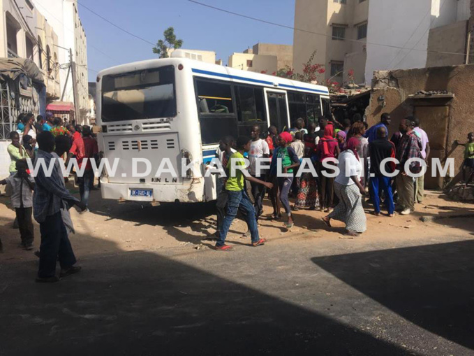 Accident à Pikine rue 10: Un bus tata rentre dans une maison, la façade s'écroule