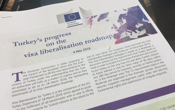 La Commission européenne accepte sous conditions d’exempter les Turcs de visa