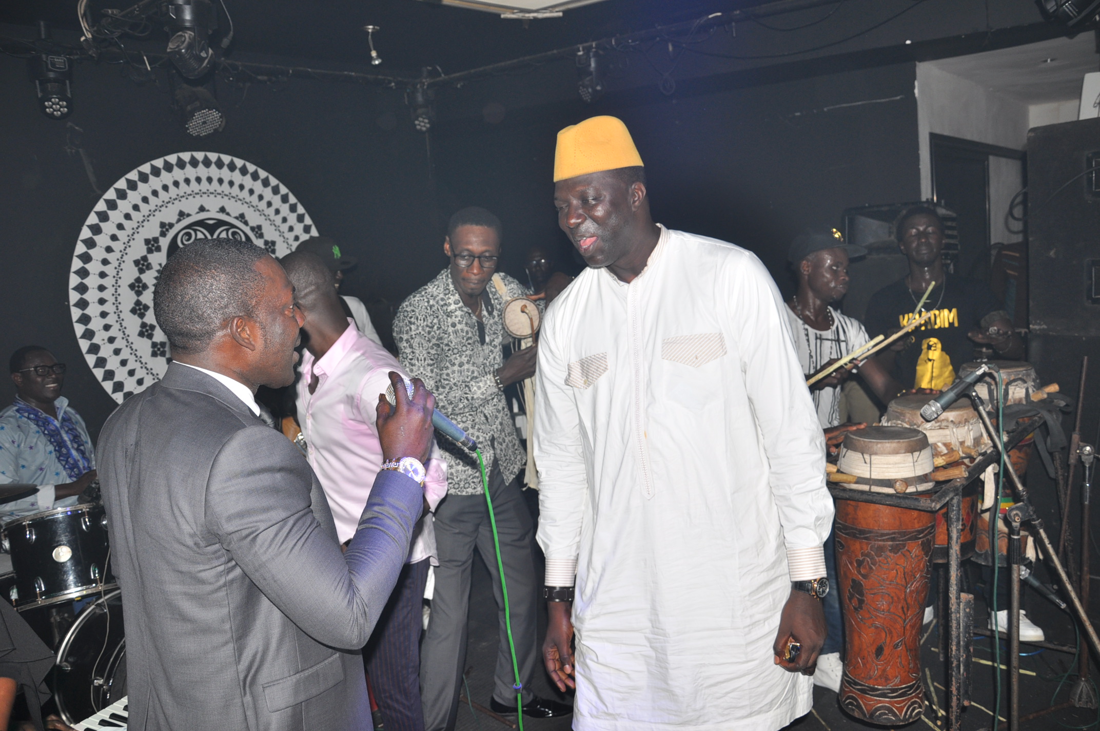Pape Diouf au somet de son art continue d'inonver son repertoire avec des nouveautés au Baramundi. Regardez