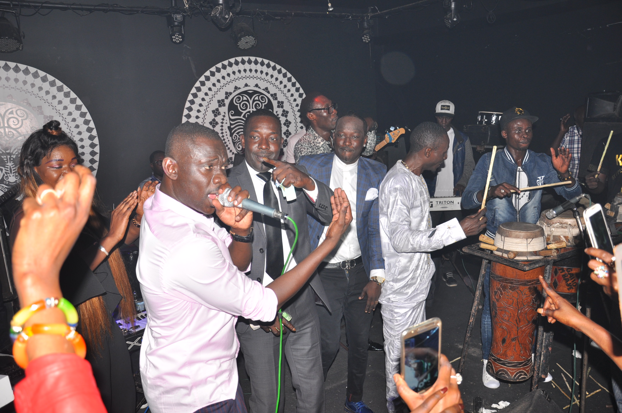 Pape Diouf au somet de son art continue d'inonver son repertoire avec des nouveautés au Baramundi. Regardez