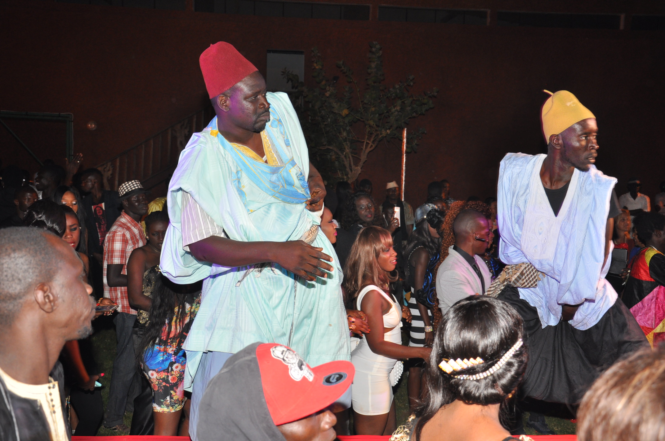 Pa Nice et Wadioubakh s’éclatent au concert de Pape Diouf à l’hôtel les Baobab de la Somone. Regardez