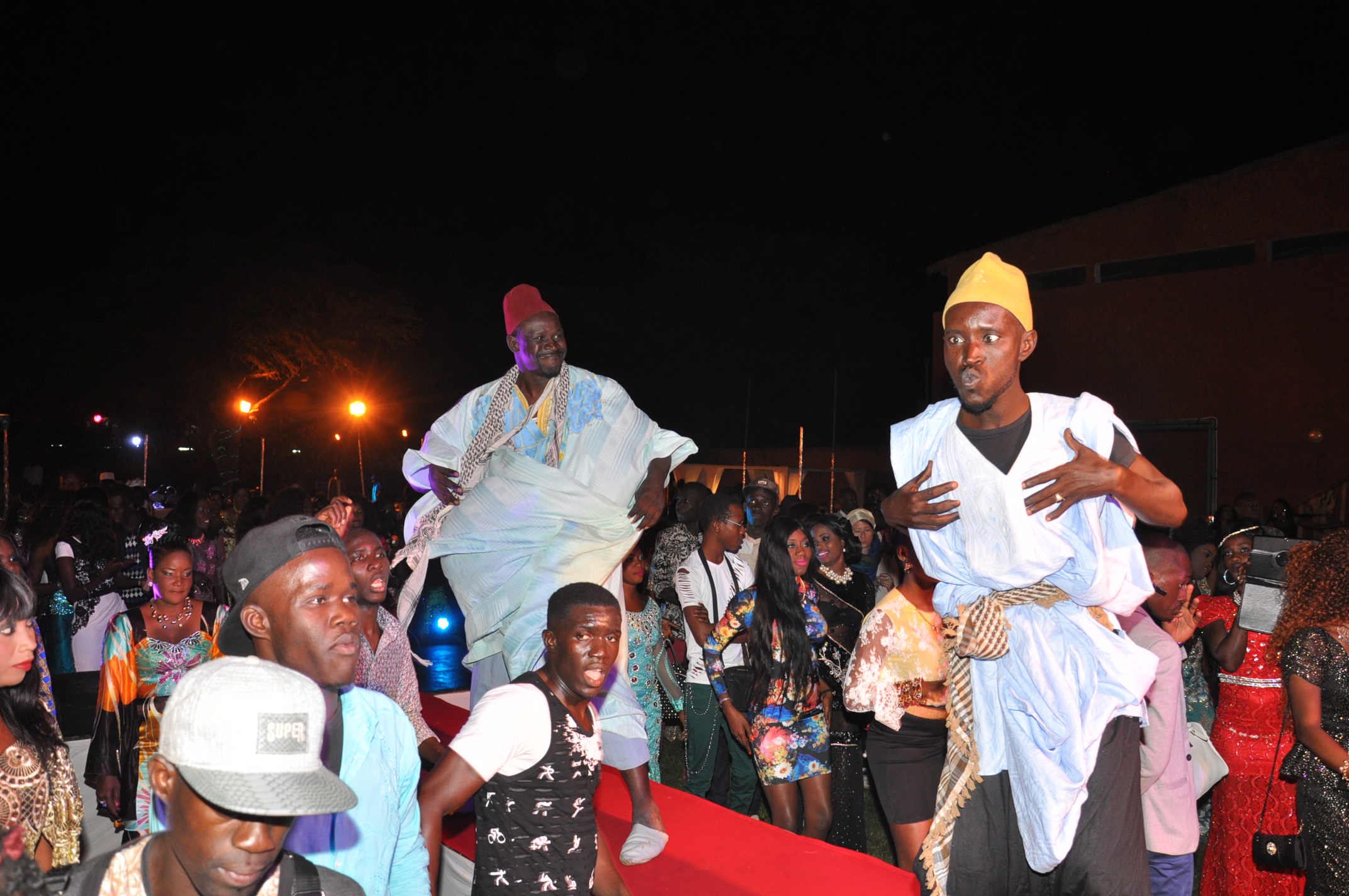 Pa Nice et Wadioubakh s’éclatent au concert de Pape Diouf à l’hôtel les Baobab de la Somone. Regardez