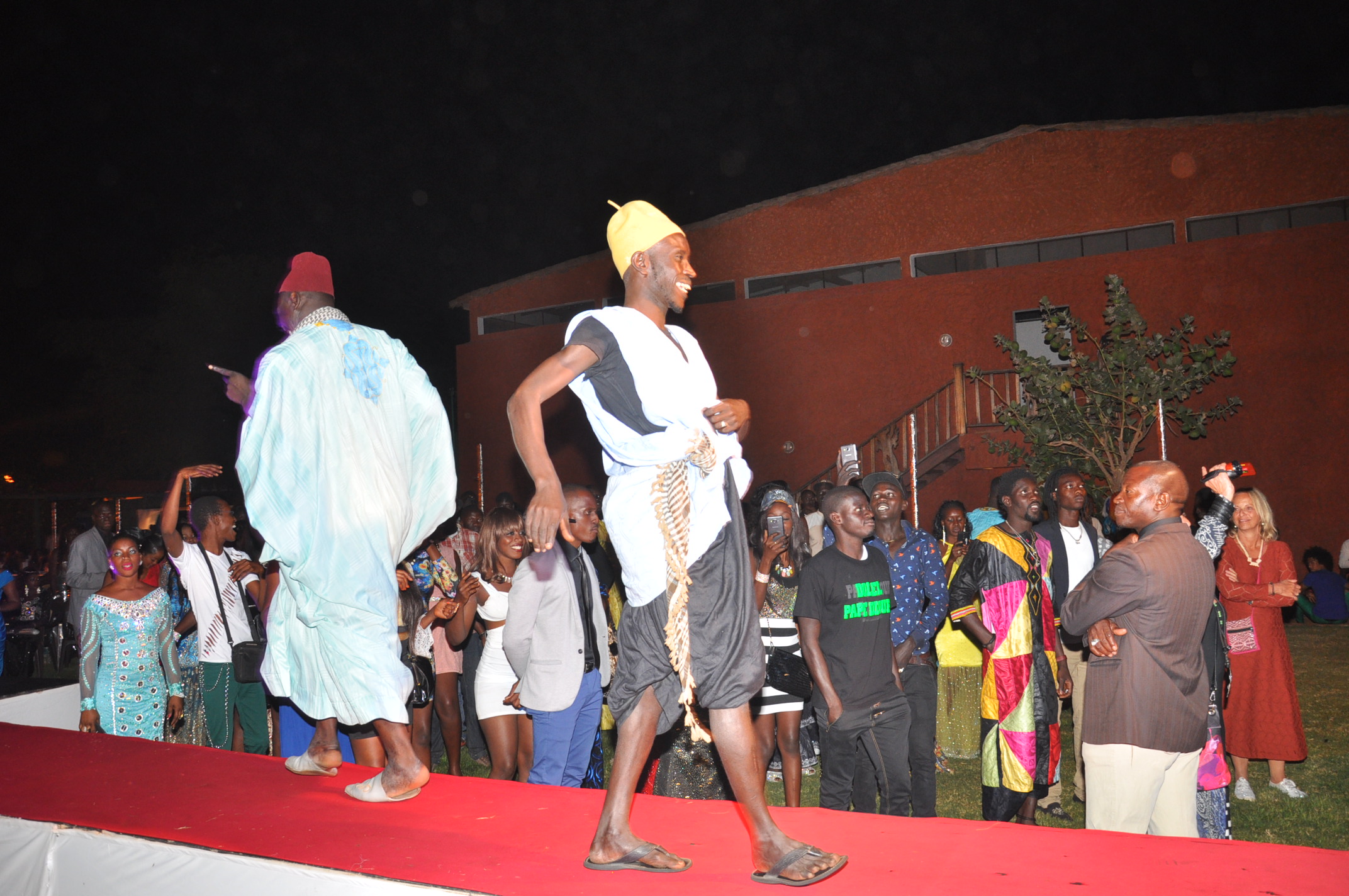 Pa Nice et Wadioubakh s’éclatent au concert de Pape Diouf à l’hôtel les Baobab de la Somone. Regardez