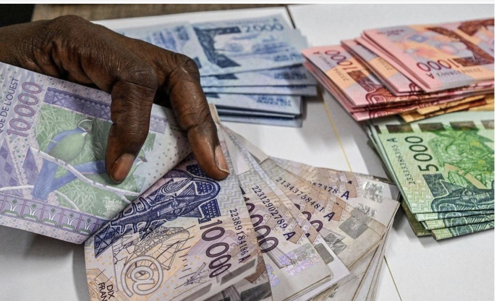 Financement occulte ou logistique ? Une étude scientifique passe l'argent en politique au scanner