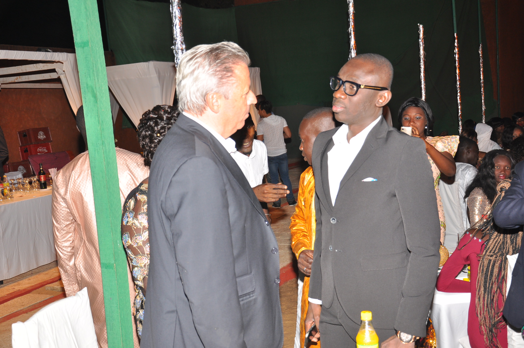 Poignet de mains entre Pape Diouf et les responsables des Baobabs de la Somone.