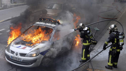 Une voiture de police incendiée par des manifestants à Paris