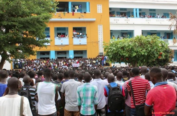 Les étudiants de la Faculté de Droit bloquent la corniche Ouest