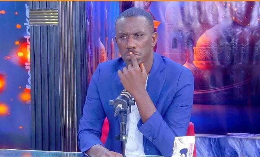 🚨Le journaliste Daouda Waly de Feeling Dakar auteur de la publication de la photo du Président de la République en mode "Njuli",  interpellé à l'instant par la Section de recherches de Colobane.