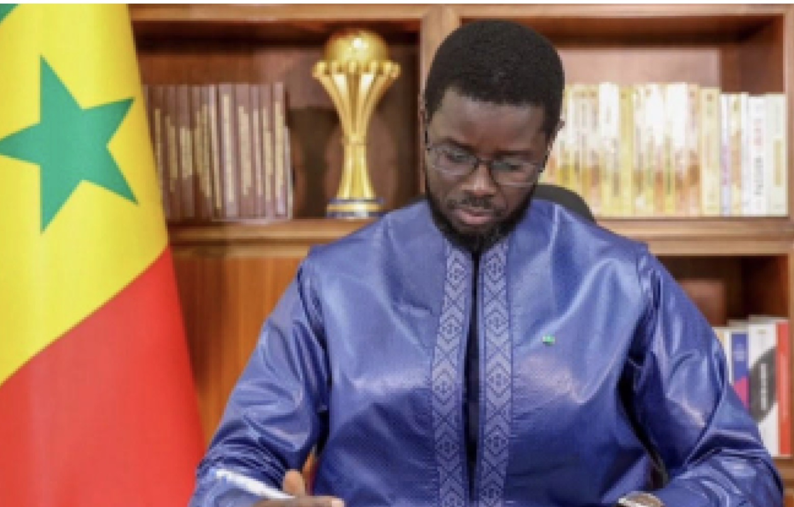 ARRÊT SUR IMAGE] Le trophée à sa place : Le message silencieux de Bassirou Diomaye Faye