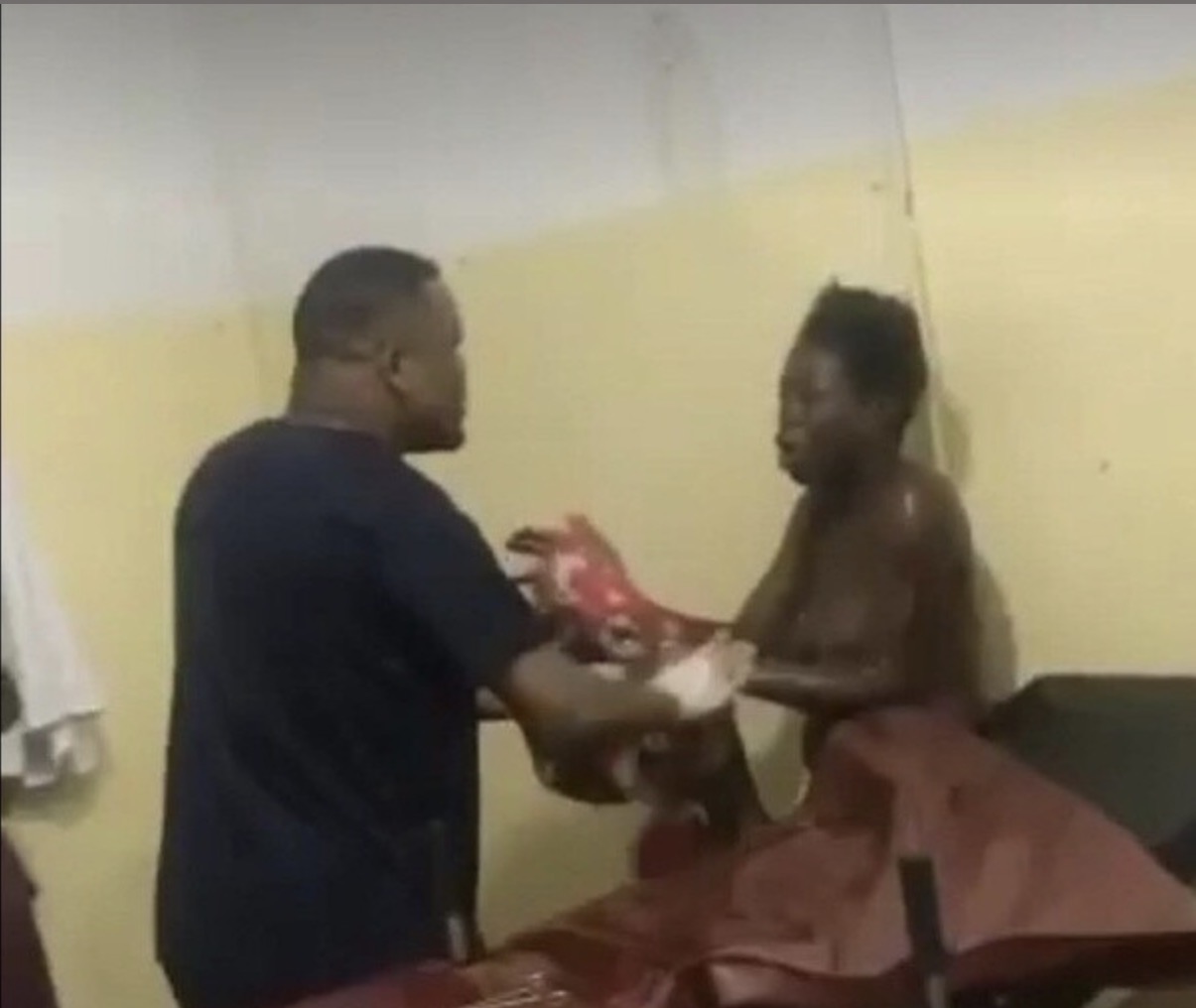 Scandale à Kinshasa : un médecin arrêté après avoir frappé une patiente en plein accouchement