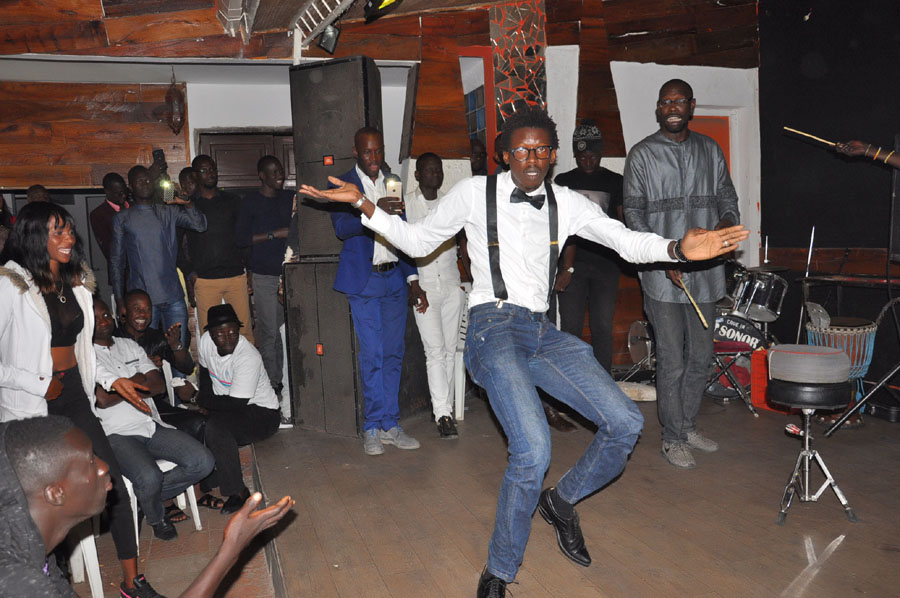 Anniversaire, le chanteur Sénégalais de Montréal Elage Diouf explose le Just 4 u avec comme guest star Pape Diouf. Regardez.