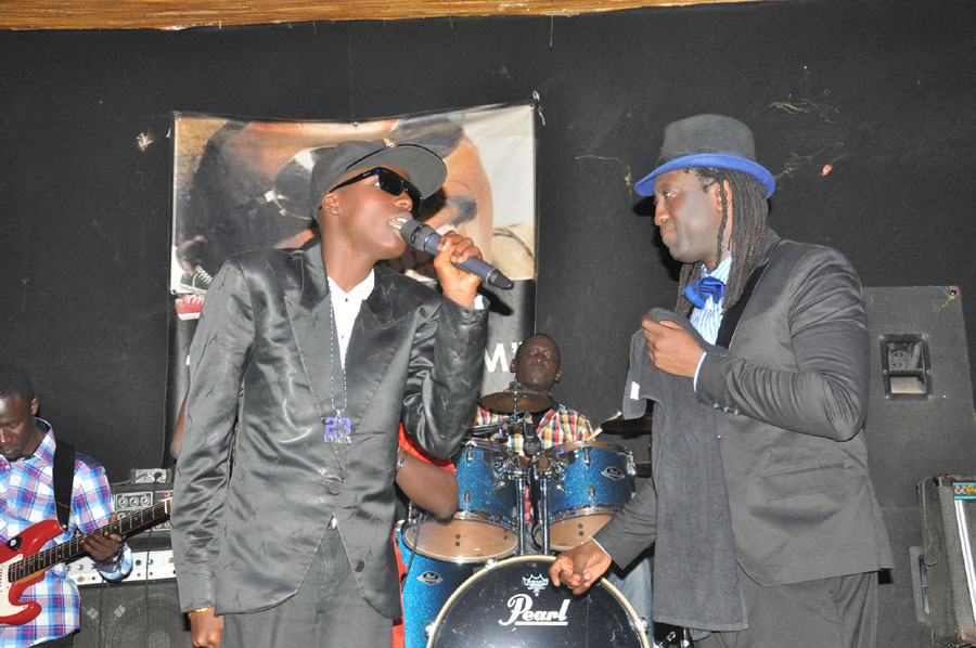 Anniversaire, le chanteur Sénégalais de Montréal Elage Diouf explose le Just 4 u avec comme guest star Pape Diouf. Regardez.