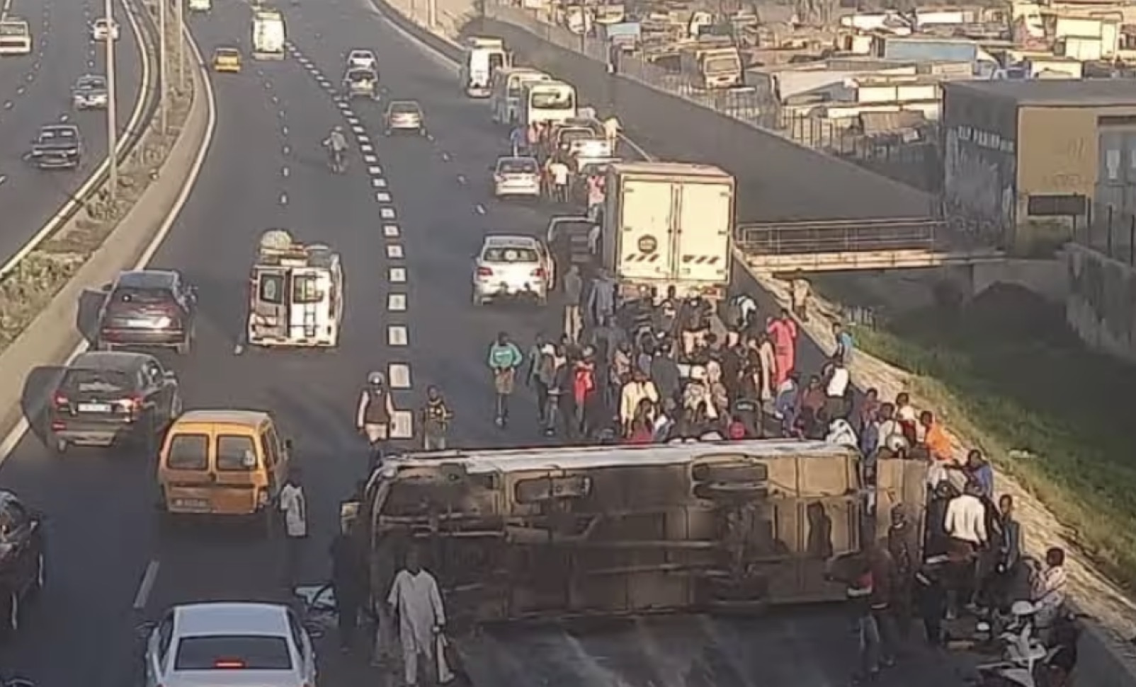 Autoroute Dakar-AIBD : Un « Ndiaga Ndiaye » se renverse à hauteur de Cambérène, d'importants bouchons signalés