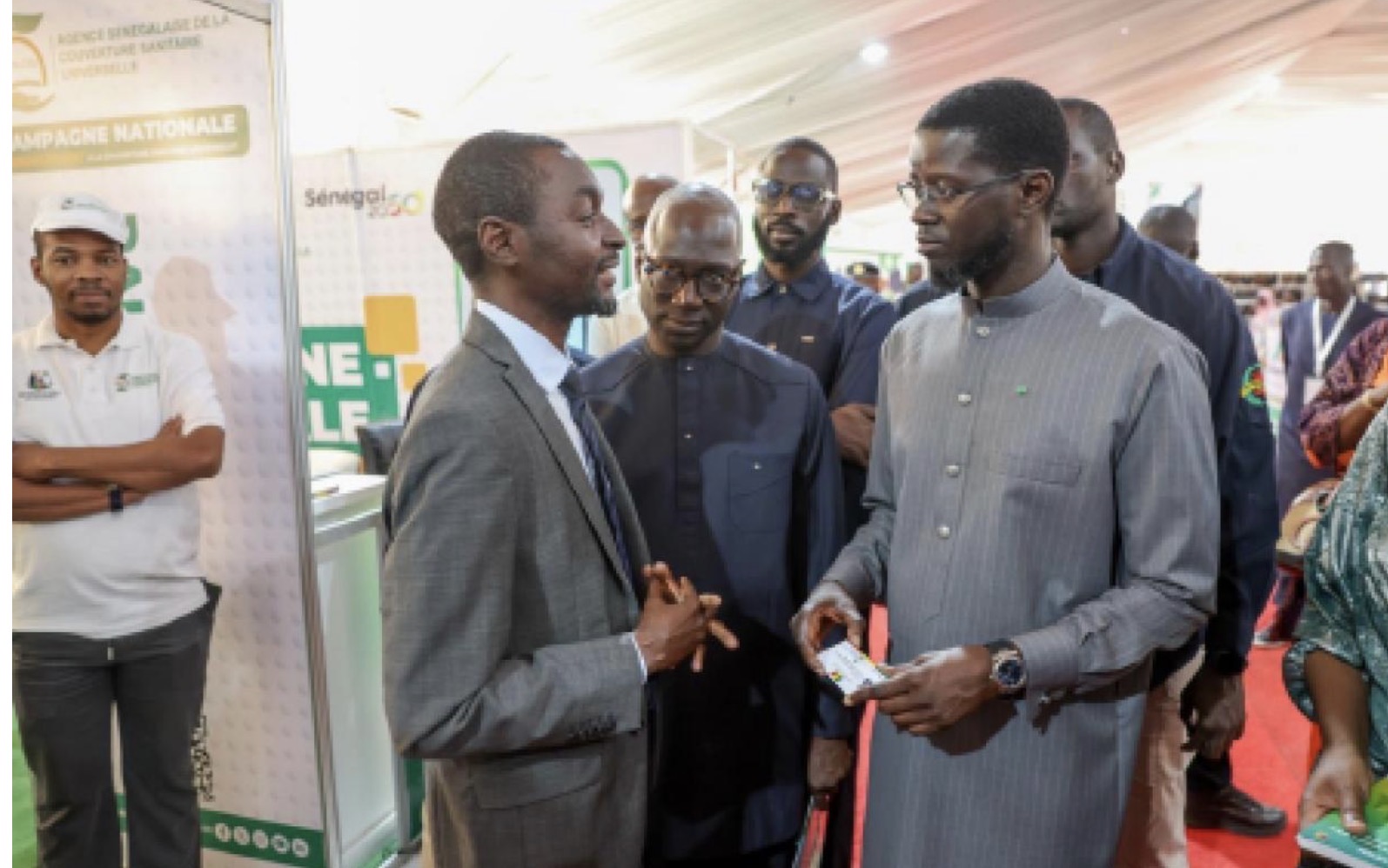 En visite au stand de la SEN-CSU à la FIARA : Le chef de l’Etat reçoit « sa » carte d’assuré