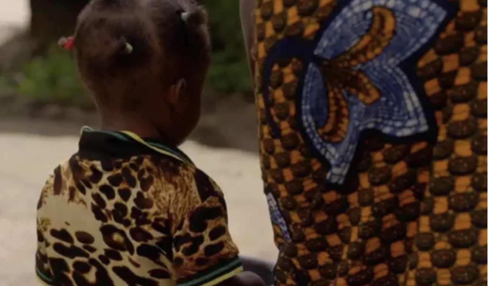 Une fillette de 2 ans applaudit sa mère en pleins ébats : L'incroyable histoire de la femme mariée, de son amant et de la vidéo...