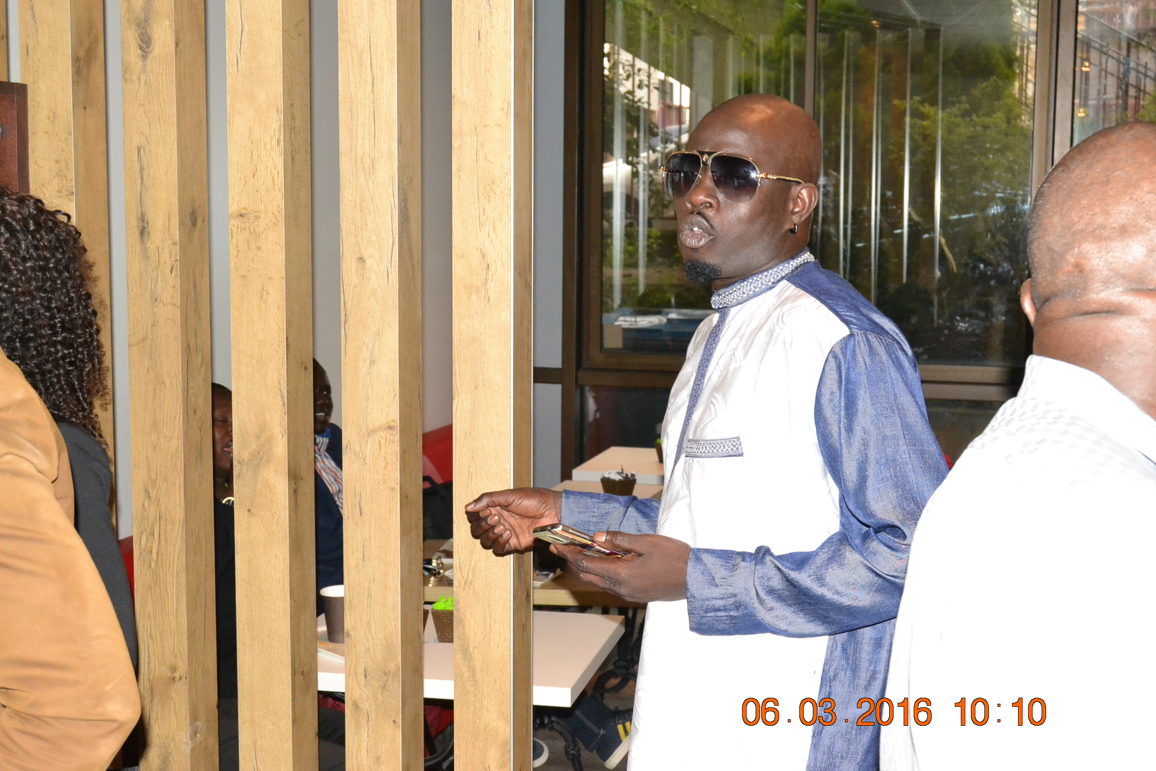 JOUR J -1 L'arrivé des musiciens et chanteurs Sénégalais à Paris pour le Bercy de Waly Seck ce 04 juin. Regardez
