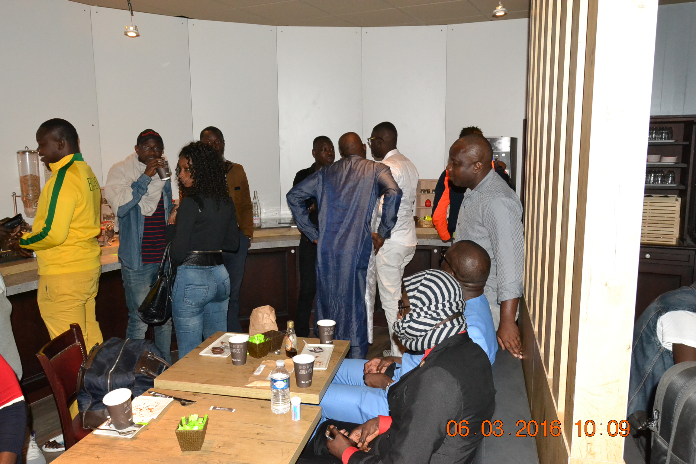 JOUR J -1 L'arrivé des musiciens et chanteurs Sénégalais à Paris pour le Bercy de Waly Seck ce 04 juin. Regardez