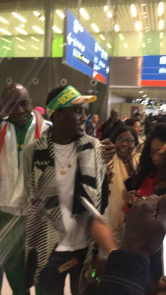 JOUR J -1 L'arrivé des musiciens et chanteurs Sénégalais à Paris pour le Bercy de Waly Seck ce 04 juin. Regardez