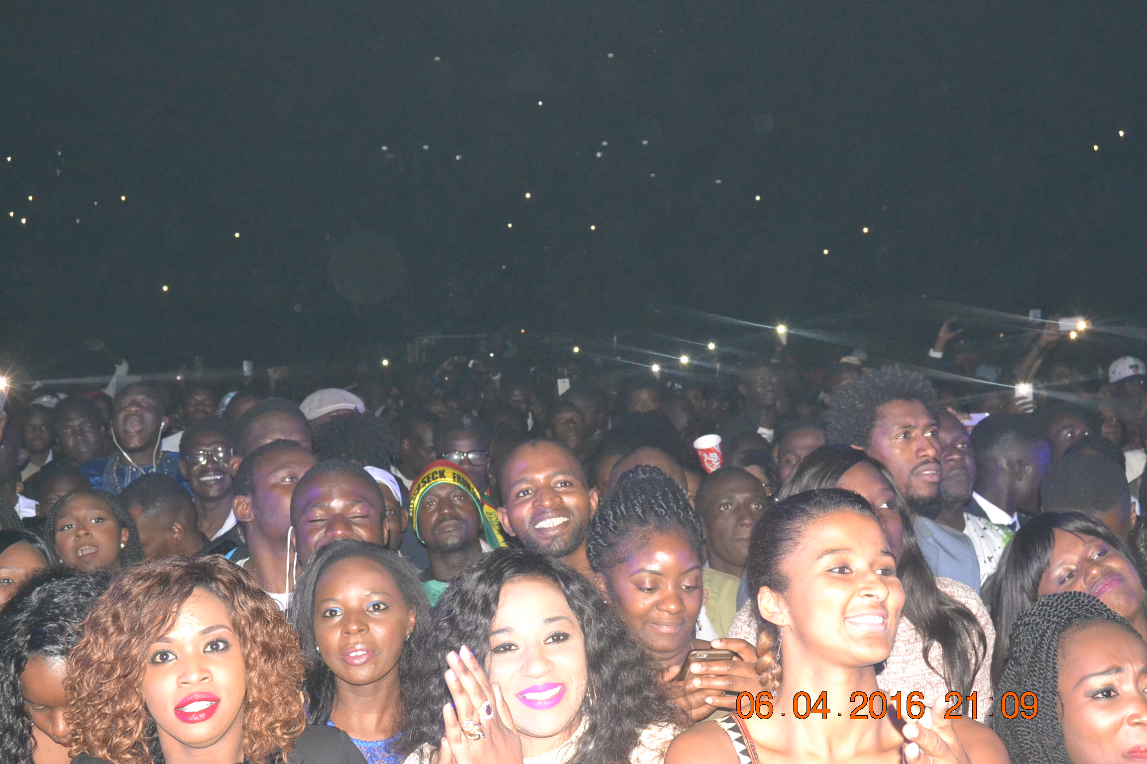 Direct de Paris: Entrée explosive de Waly Seck sur la Scène de Bercy devant les 7400 spectateurs enregistrés à 21h..