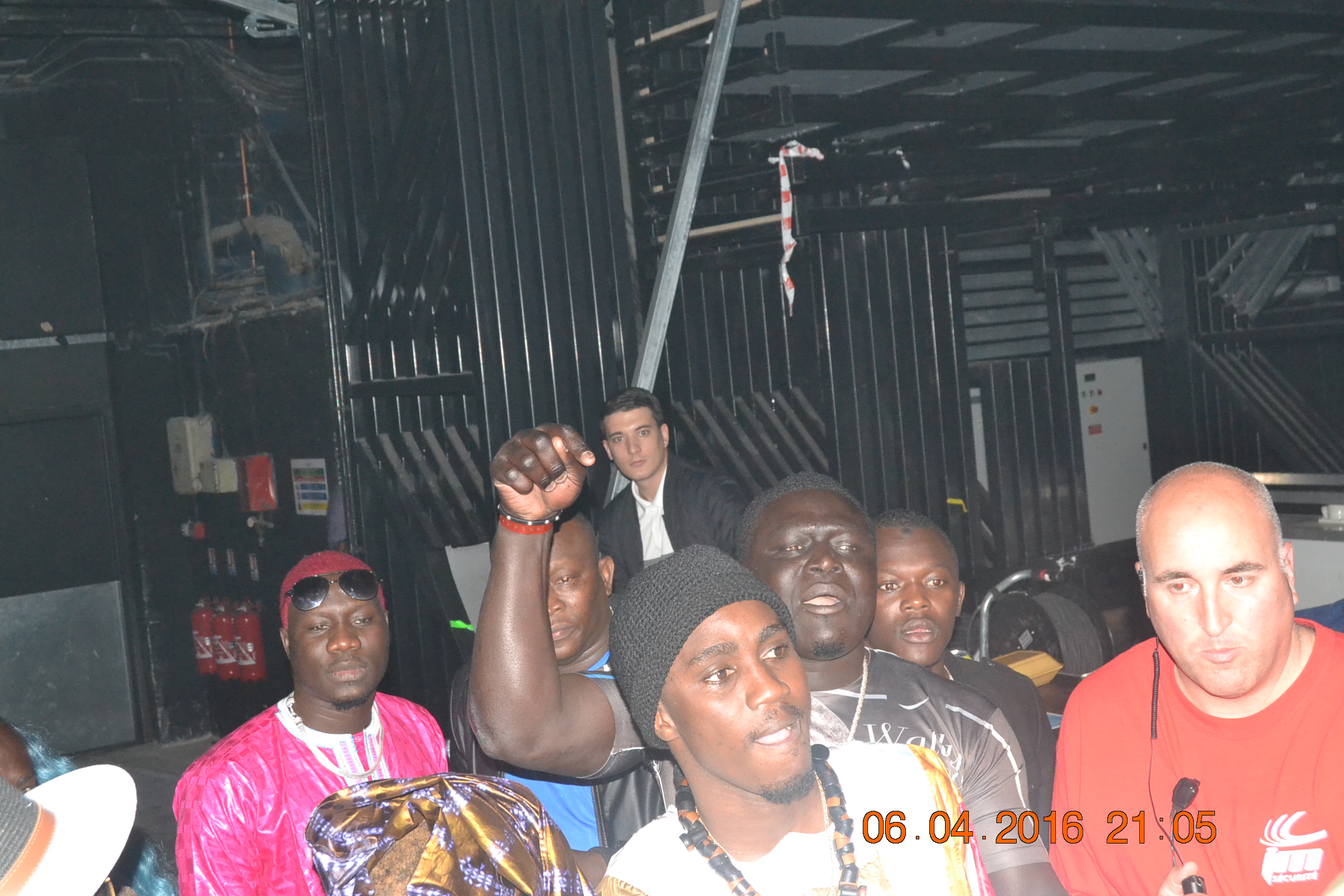 Direct de Paris: Entrée explosive de Waly Seck sur la Scène de Bercy devant les 7400 spectateurs enregistrés à 21h..