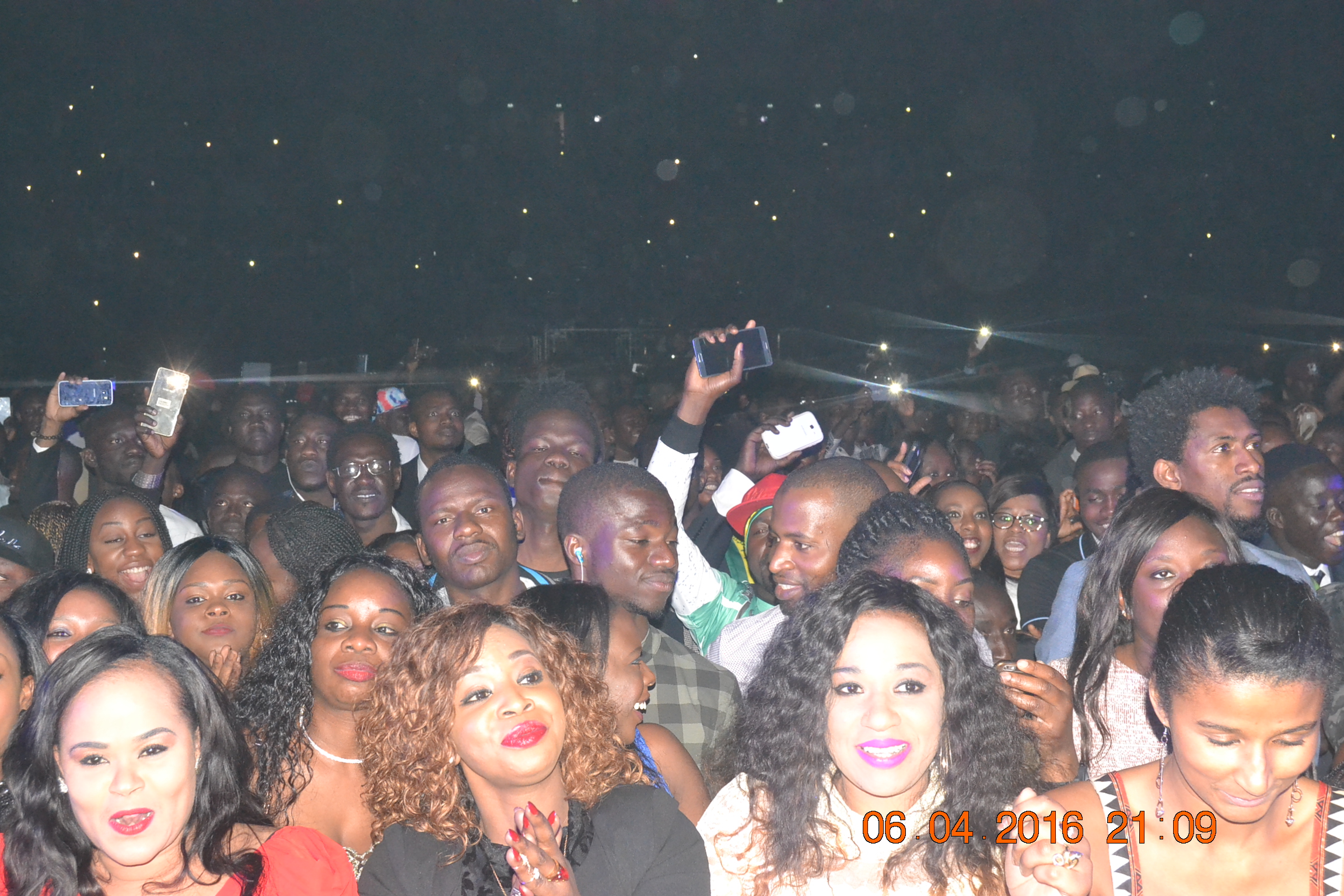 Direct de Paris: Entrée explosive de Waly Seck sur la Scène de Bercy devant les 7400 spectateurs enregistrés à 21h..