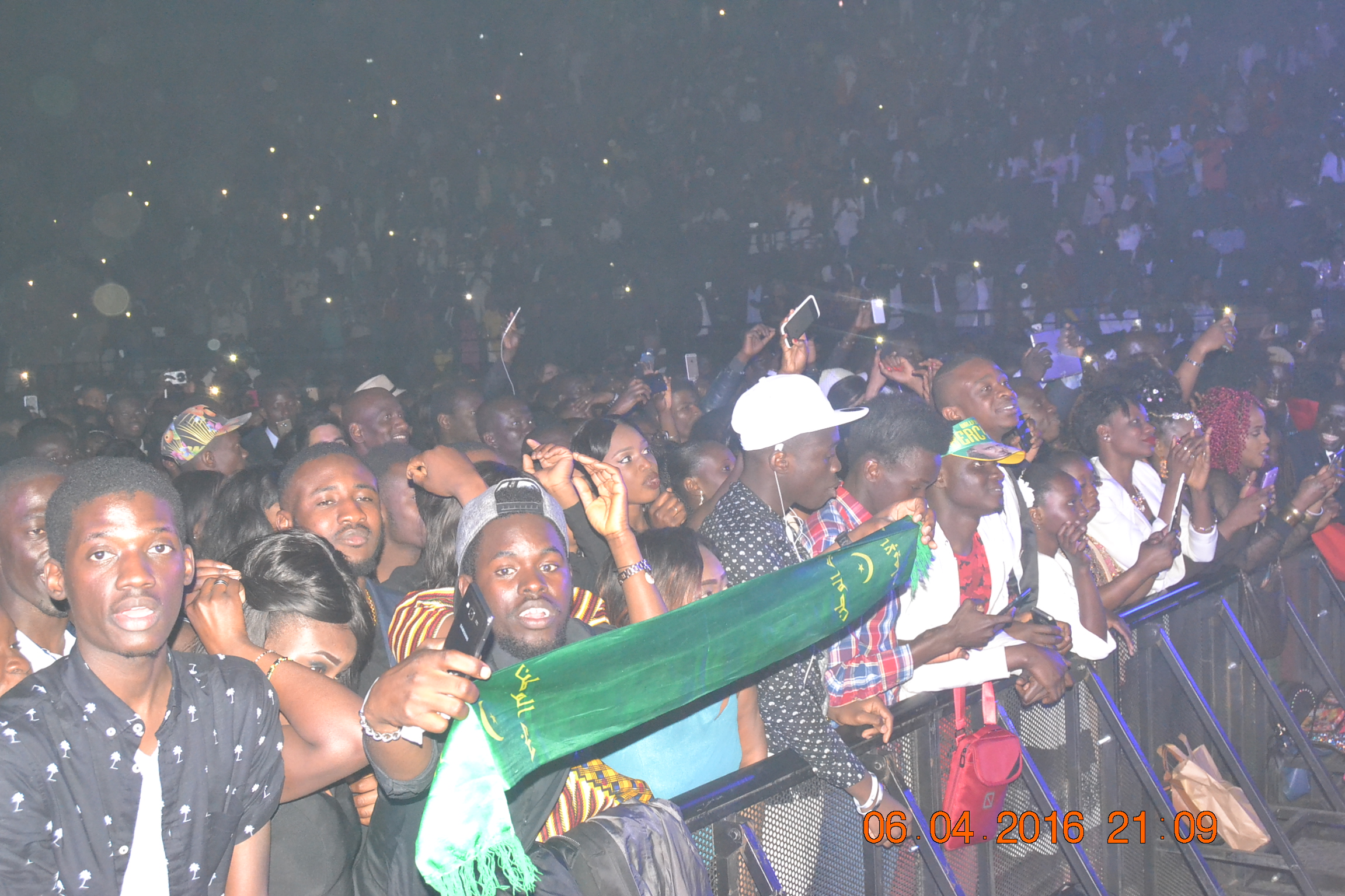 Direct de Paris: Entrée explosive de Waly Seck sur la Scène de Bercy devant les 7400 spectateurs enregistrés à 21h..