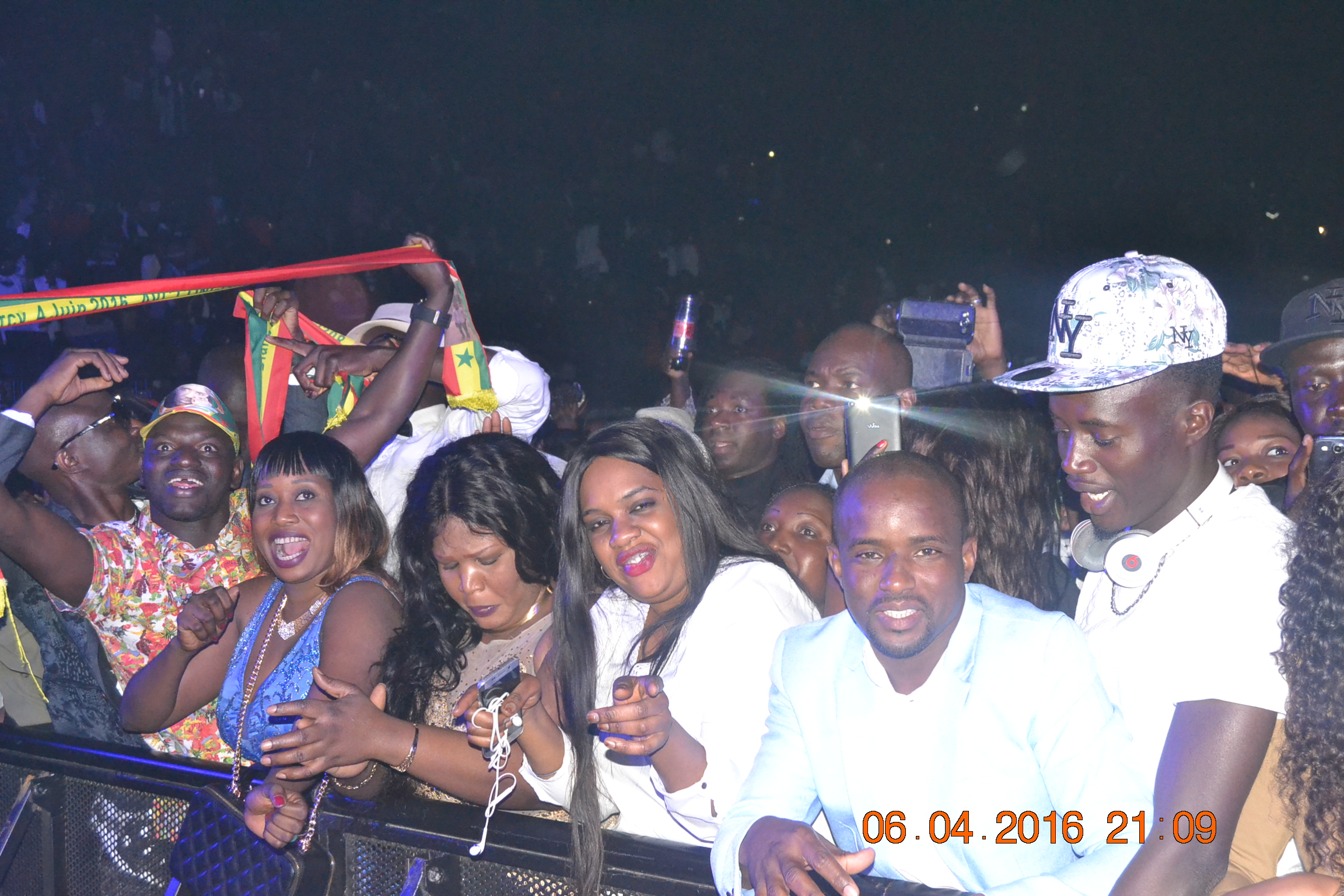 Direct de Paris: Entrée explosive de Waly Seck sur la Scène de Bercy devant les 7400 spectateurs enregistrés à 21h..