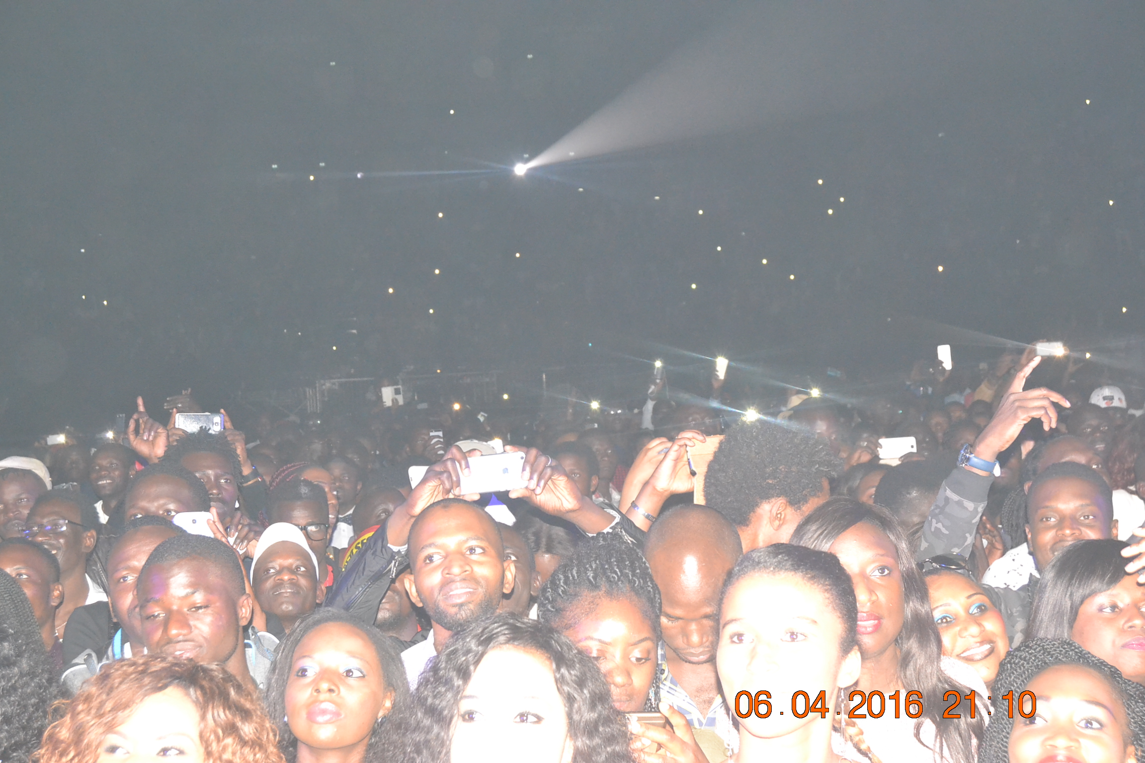 Direct de Paris: Entrée explosive de Waly Seck sur la Scène de Bercy devant les 7400 spectateurs enregistrés à 21h..