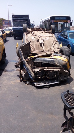 Photos - Accident au niveau de la Patte d'Oie : Un taxi se renverse au beau milieu de l'autoroute