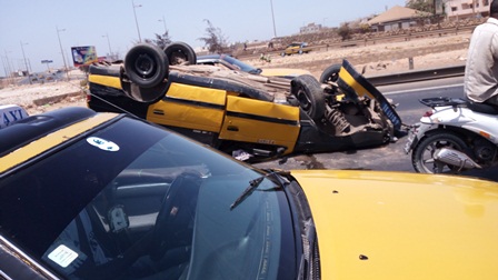 Photos - Accident au niveau de la Patte d'Oie : Un taxi se renverse au beau milieu de l'autoroute