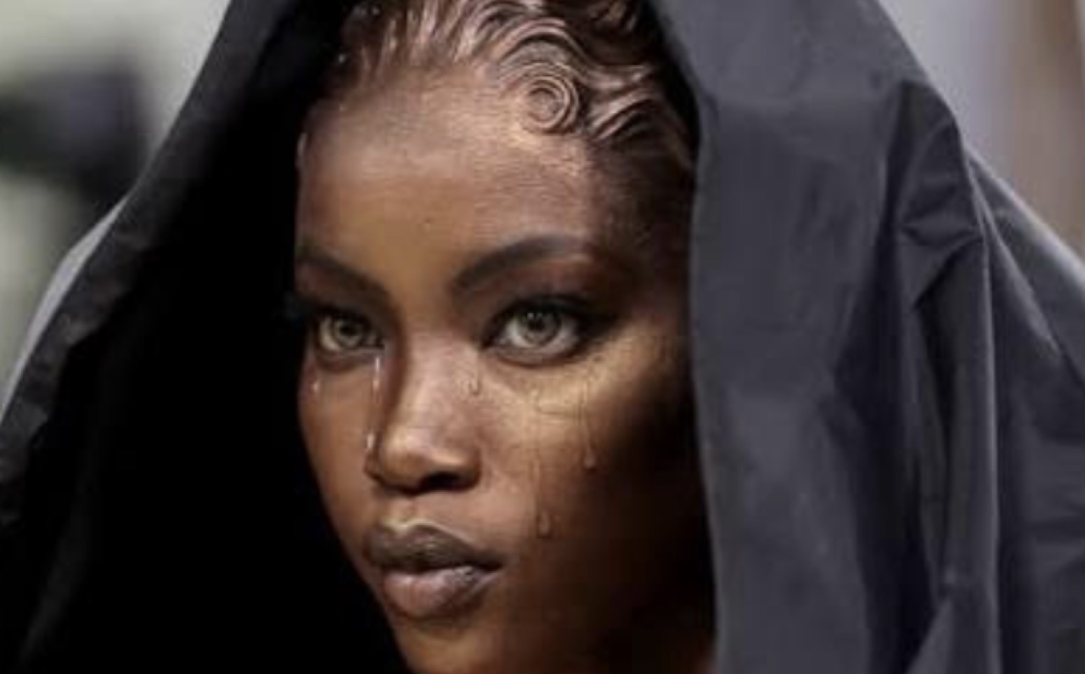 Harcelée et traitée de "plus laide de l'école", Anok Yai devient la reine mondiale de la mode !