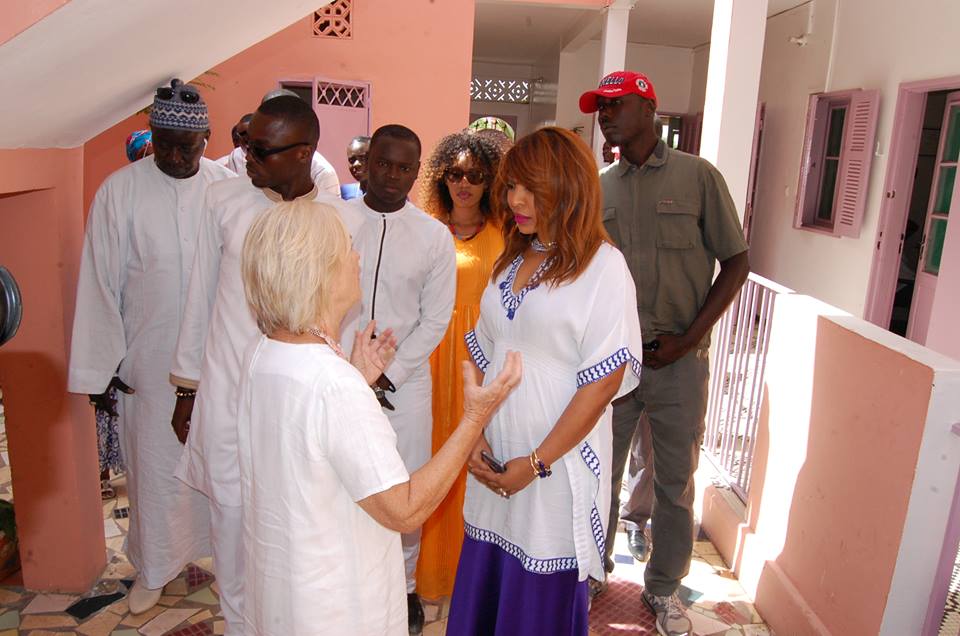 Oeuvre social ramadan: Viviane Chidid et son fans club "Cœur Vivi" ont distribué des denrées alimentaires à la maison Rose de Guédiawaye.