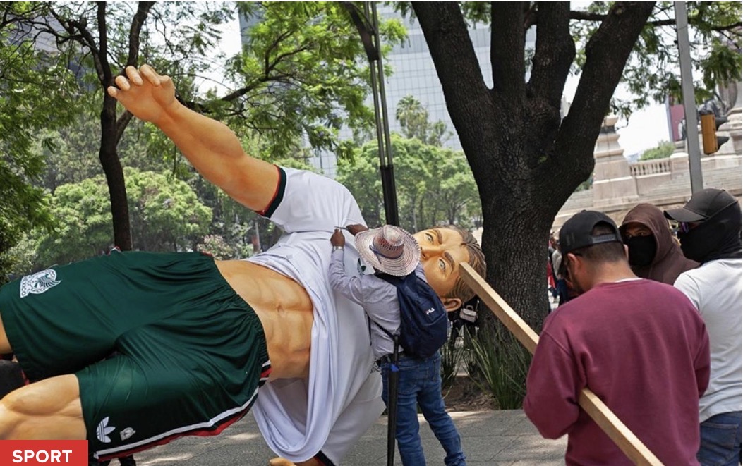 Mondial-2026 : statues renversées et maillots brûlés à Mexico lors d'une manifestation enseignante