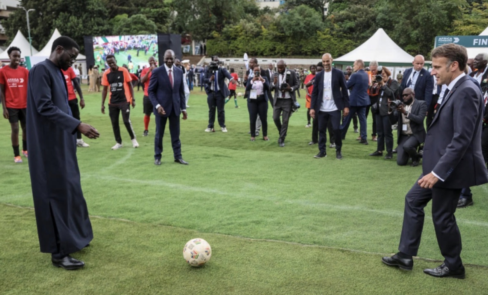 France-Sénégal : adversaires sur le terrain, partenaires tout terrain (par Aïcha Fall)
