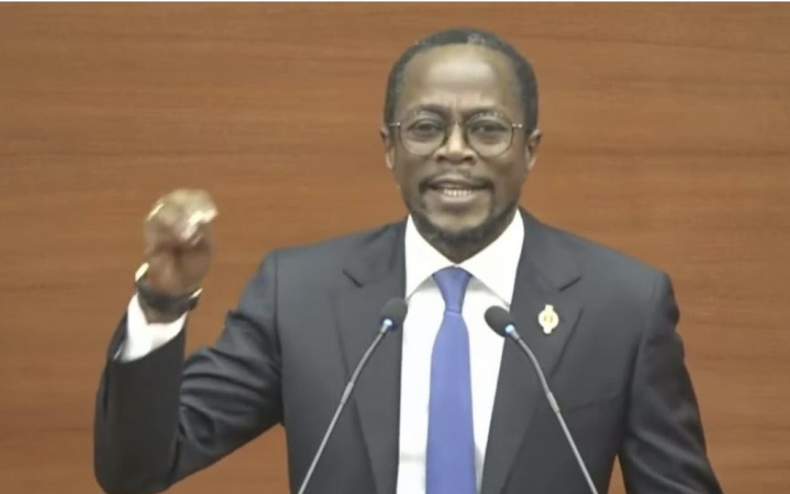QUAND LE CLOWN EST PROCLAMÉ ROI, LE PALAIS DEVIENT UN CIRQUE (Par Abdou MBOW)