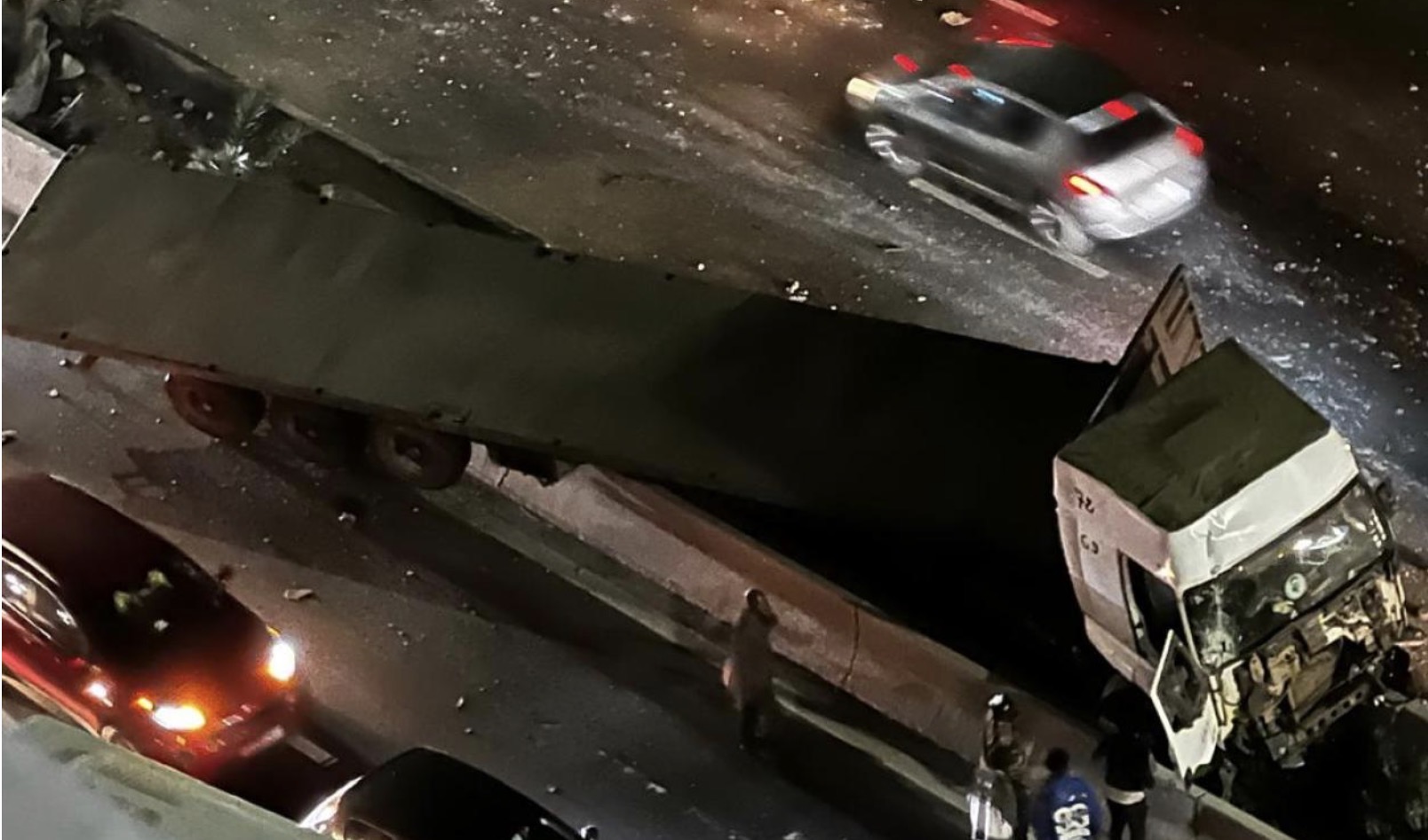 Autoroute de l’avenir : les images spectaculaires d’un camion qui a failli semer l’irréparable