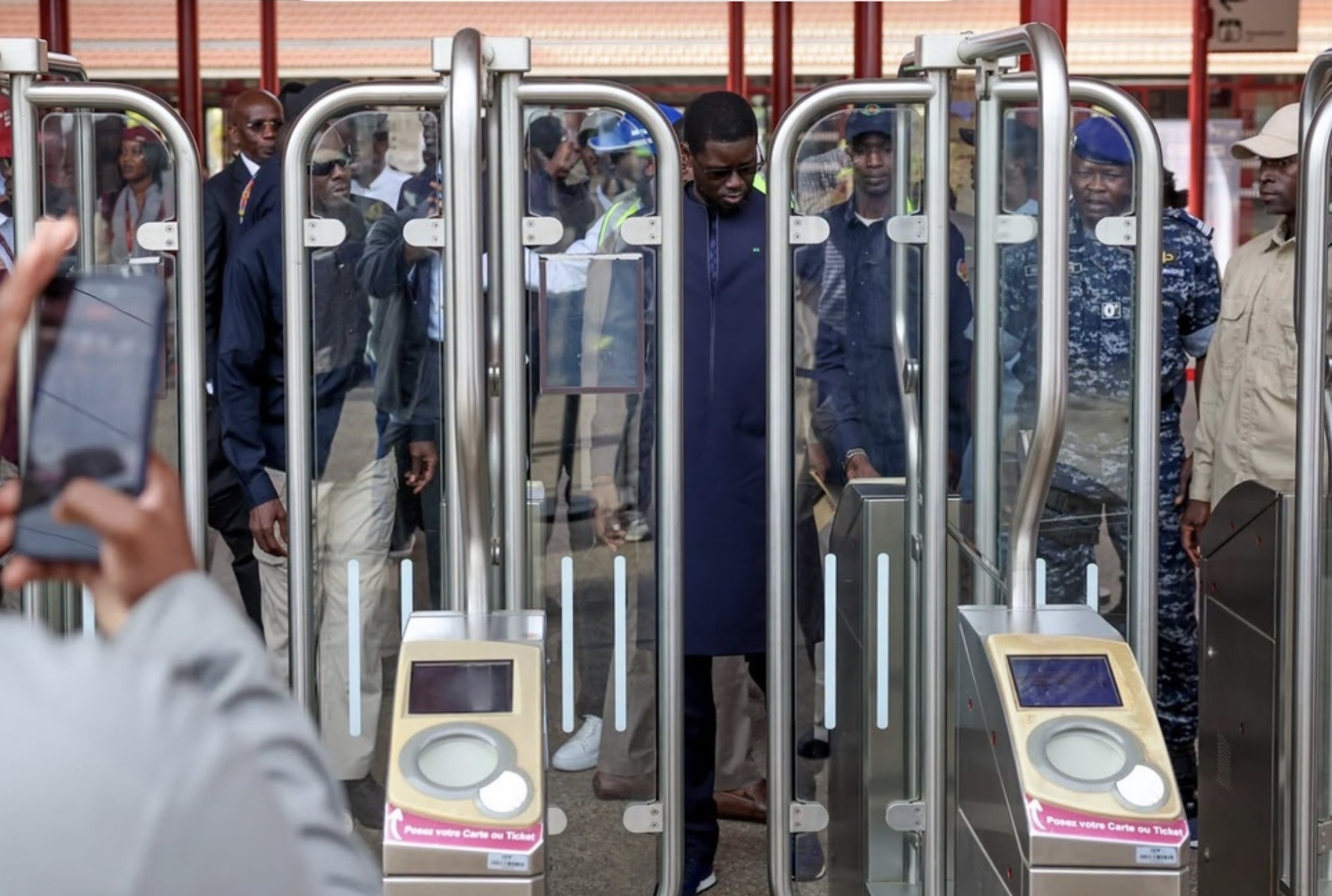 Diomaye Faye inaugure une usine textile et lance les travaux de la gare de Sébikotane