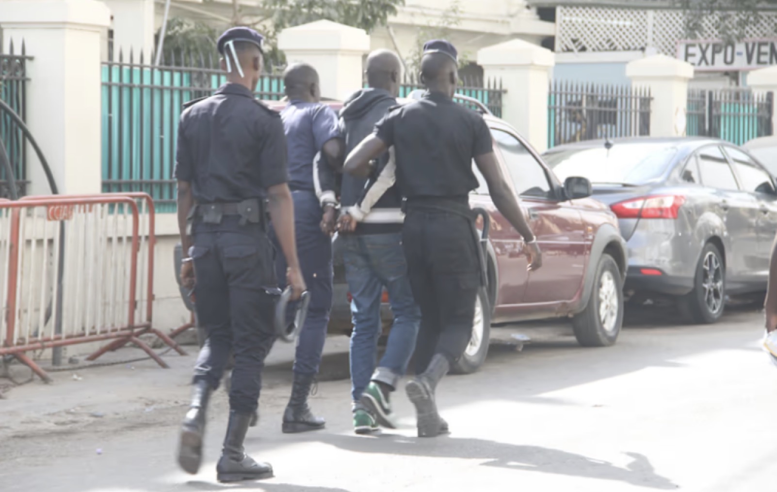 Patte d’Oie : trois vigiles livrent un voleur à la police, un drame survient quelques instants plus tard