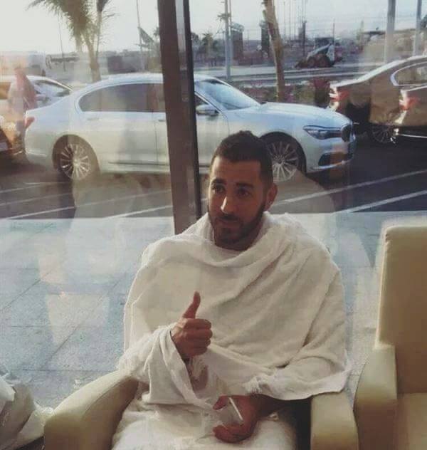Photos: Karim Benzema en mode Oumra à la Mecque
