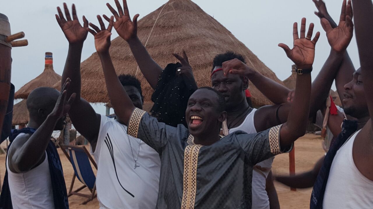 Exclusivité les premiėres images du tournage de la nouvelle vidéo du single Bada Doutt Bada de Pape Diouf. Regardez 