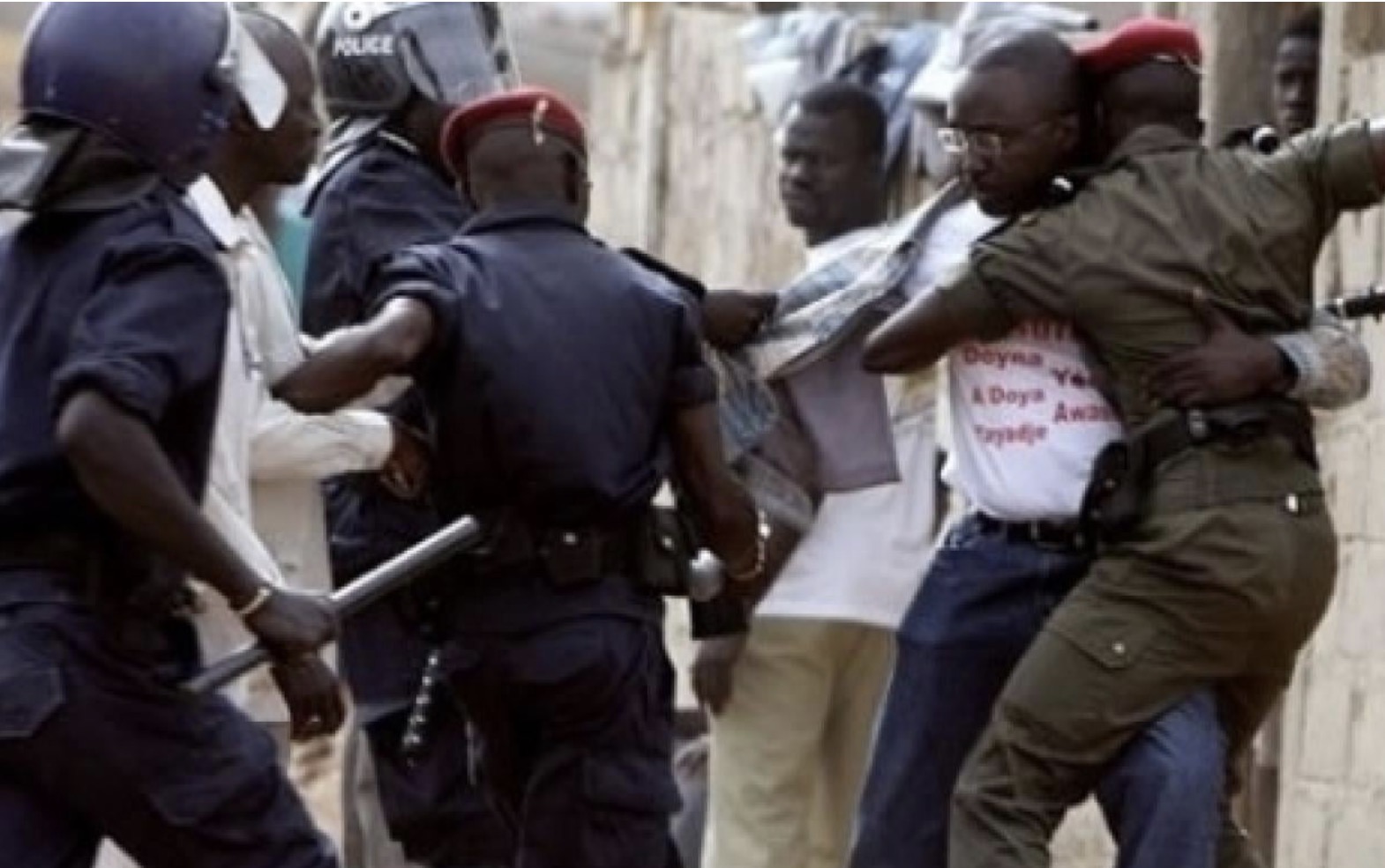 Mbour : interdit de filmer, il donne un violent coup de tête au commandant de police