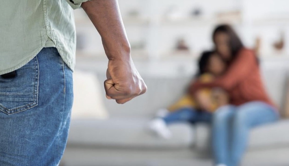 Mbour : soupçonnant sa femme d’adultère, il la frappe, la déshabille et l’étrangle devant leurs enfants