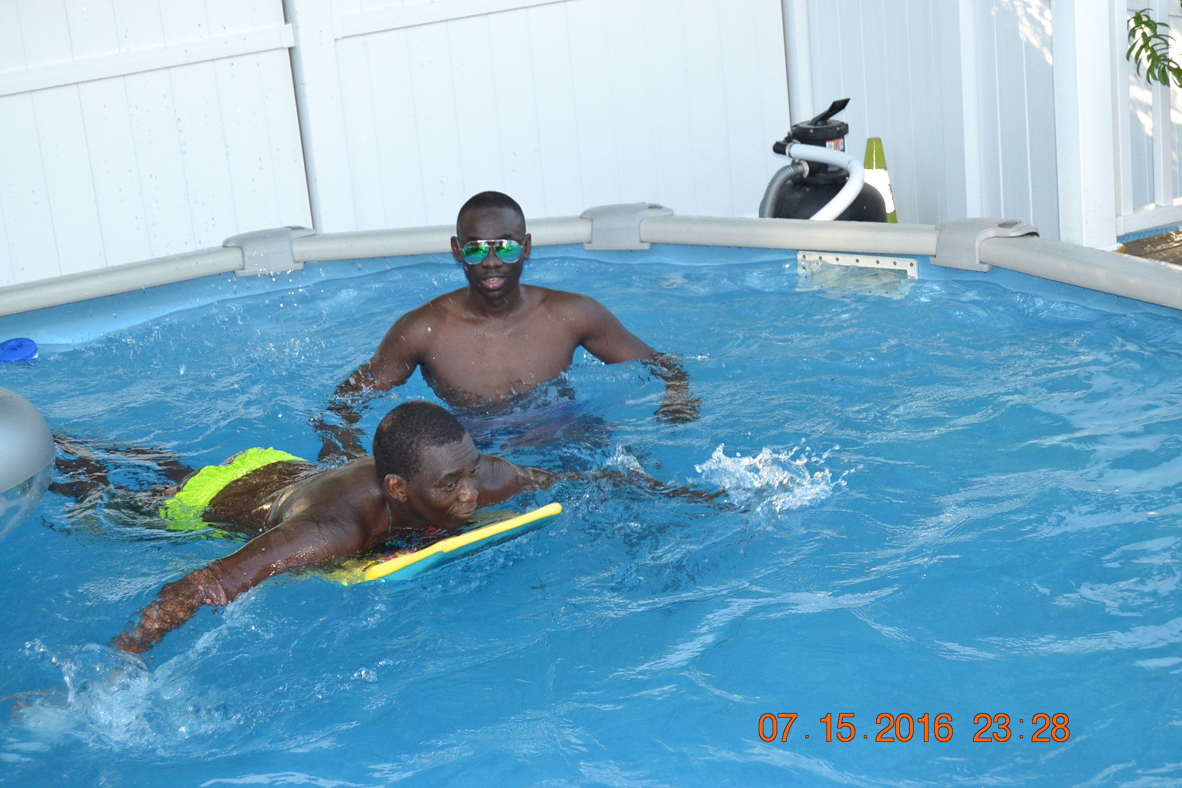 VIDEO. Regardez comment Pape Diouf et sa génération consciente se distraient dans la piscine à New Jersey avant de rallier Chicago le 16,17 Festival Madison Marquette et le 18 july Festival Winconsi.